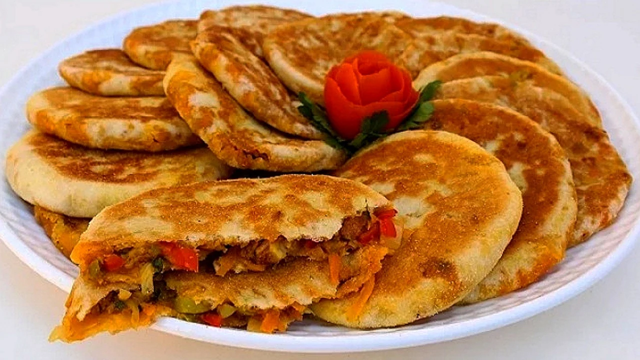 الفطير الشرقي في الطاسة بحشوة الفراخ