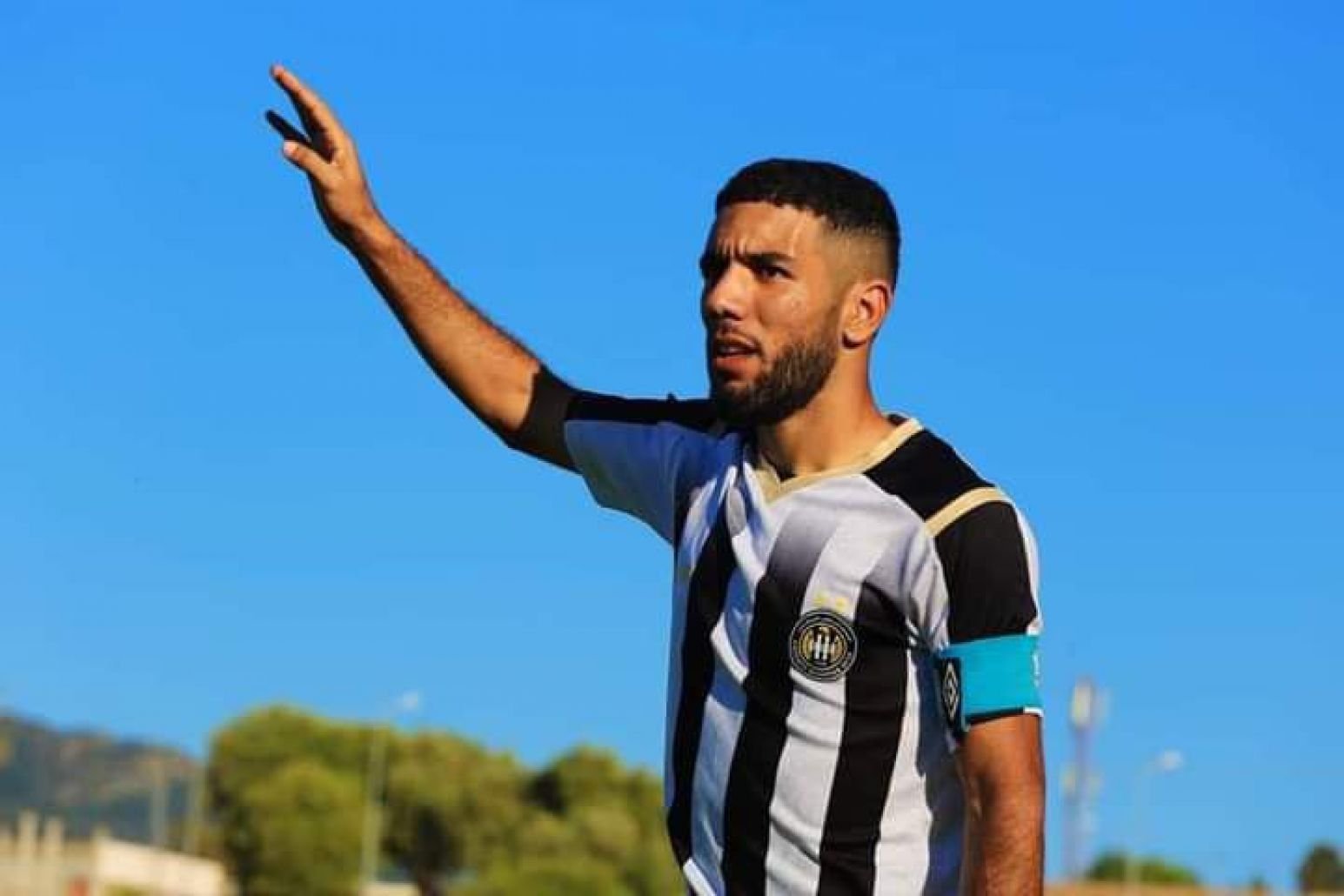 القندوسي على اعتاب الرحيل من النادي الأهلي والانتقال للدوري القطري