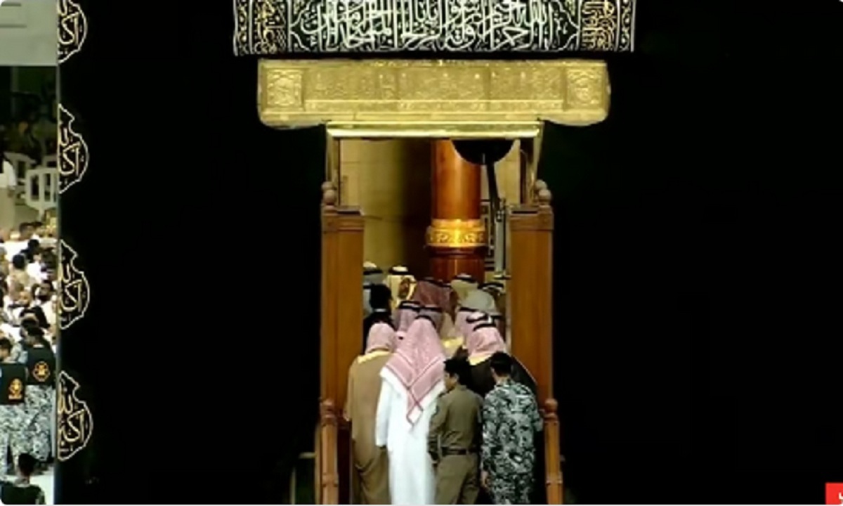 انطلاق مراسم غسل الكعبة المشرفة بالمسجد الحرام.. فيديو