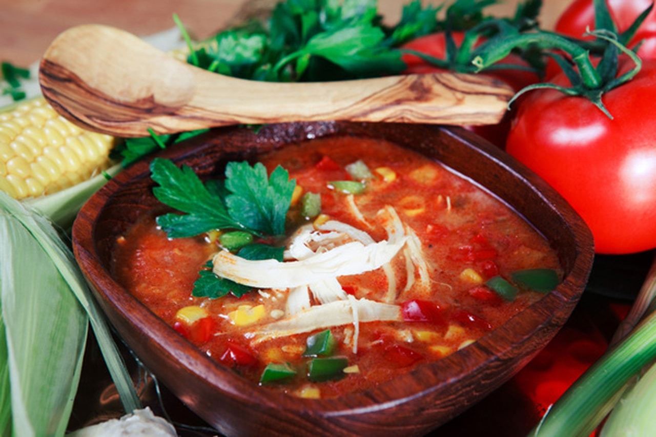 شوربة الدجاج الحارة المكسيكية