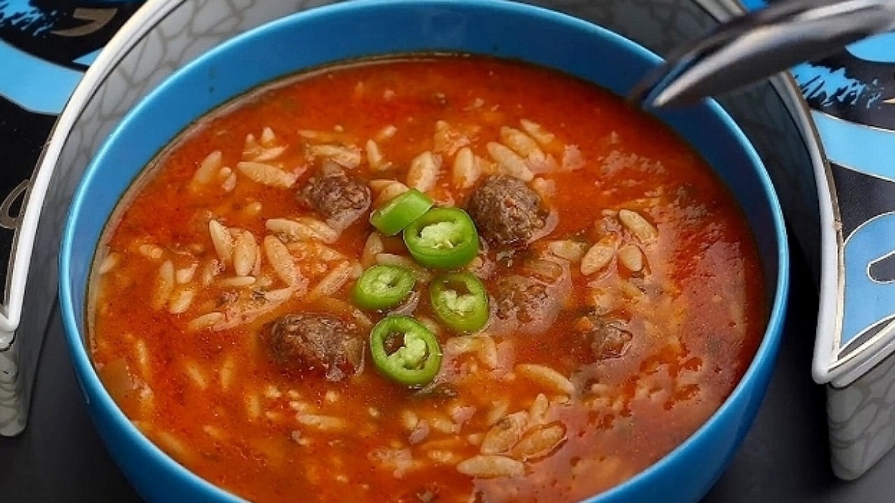 طريقة عمل شوربة لسان العصفور بكرات اللحم بألذ مذاق يمكن الحصول عليه