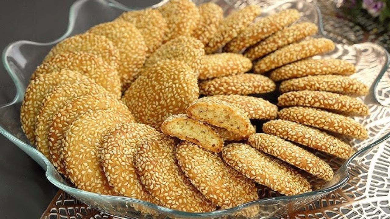 طريقة عمل البسكويت بالسمسم