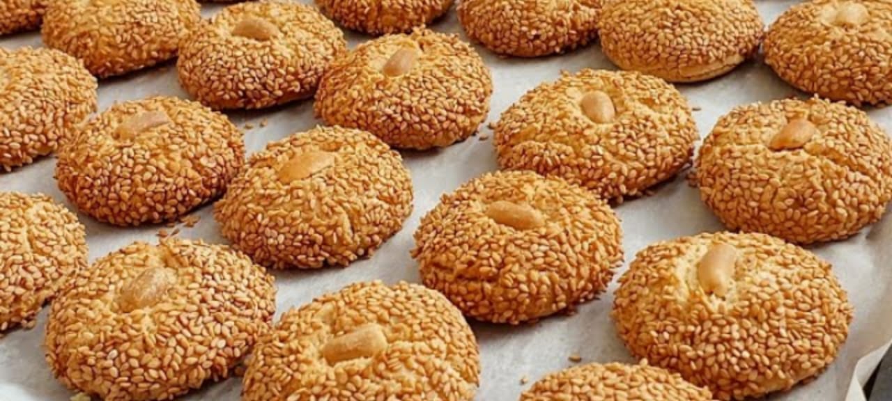 طريقة عمل كعك الشاي بالسمسم بمكونات متوفرة بالمنزل طعمه روعة أحلى من الجاهز
