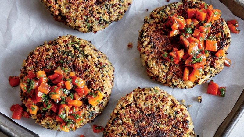 طريقة عمل كعكات الأرز بالكينوا مع الدجاج