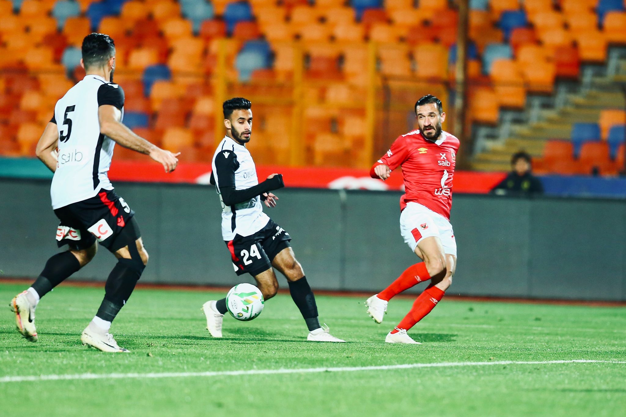 تعرف على صفارة مباراة الاهلي وبيراميدز بالدوري المصري 2024