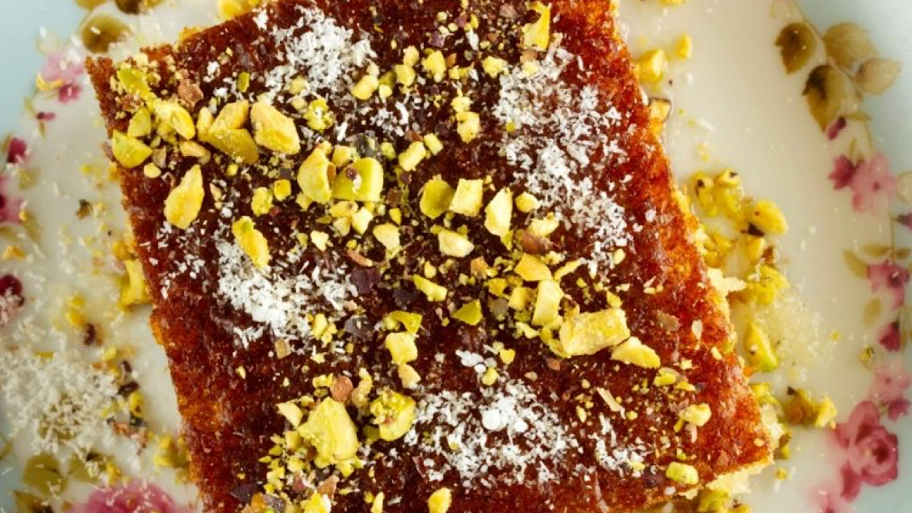 طريقة عمل البسبوسة بالقشطة وجوز الهند