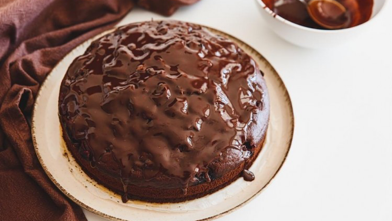 طريقة عمل الكيكة بصوص الشوكولاتة