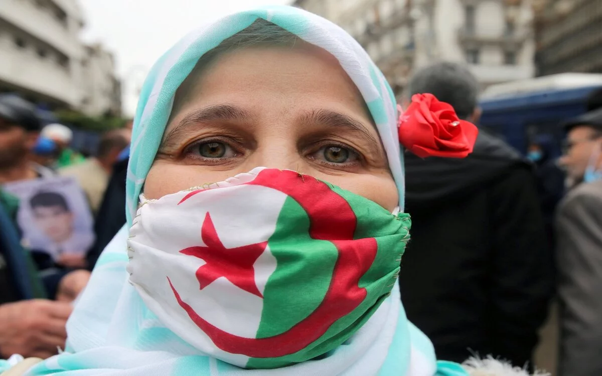 المرأة الماكثة في المنزل