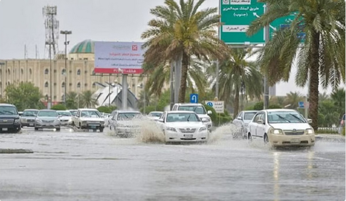 المرور السعودي يوجه تحذيرات هامة لقائدي المركبات خلال هطول الأمطار ونصائح هامة للجميع