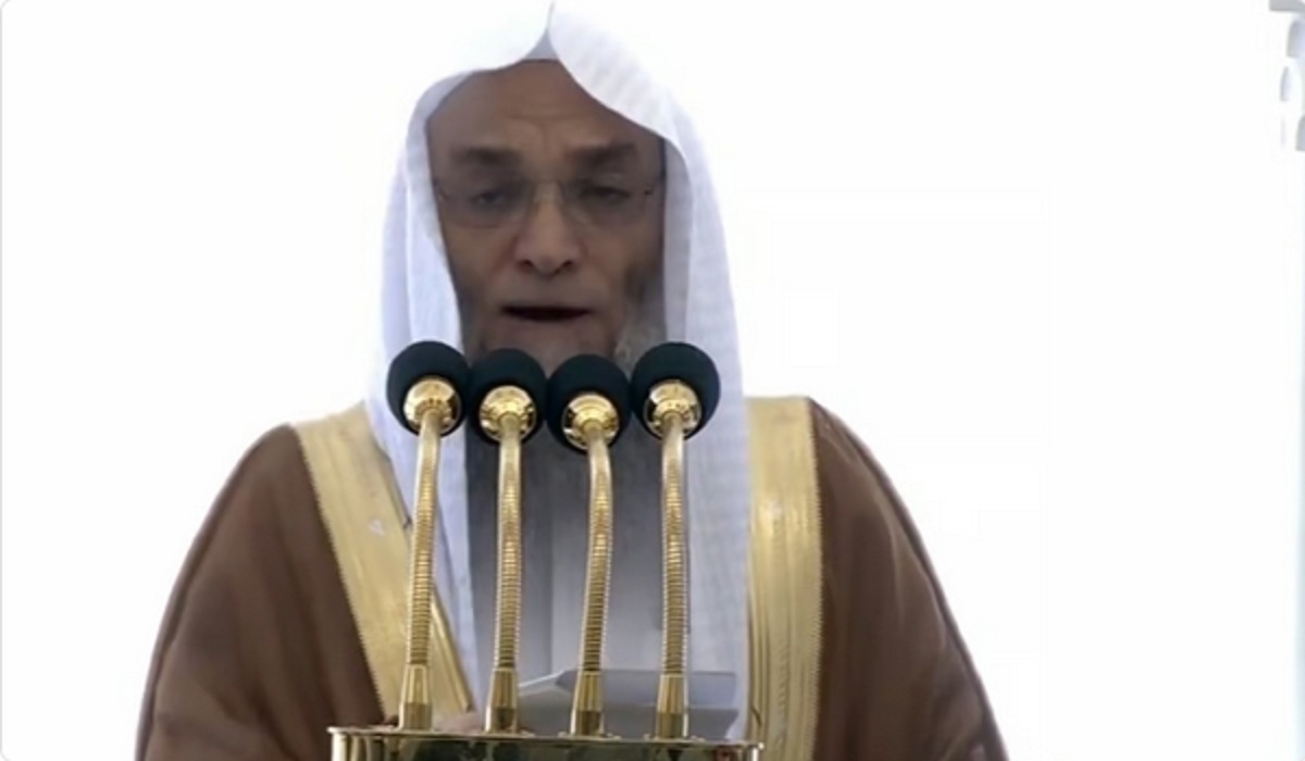 خطيب المسجد الحرام يحذر من الضحك المذموم