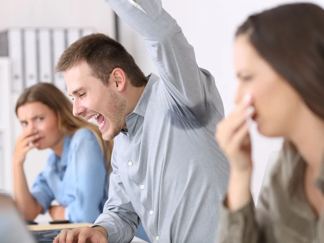 أعشاب طبيعية مدهشة تساعدك على التخلص من رائحة العرق الكريهة بأقل تكلفة