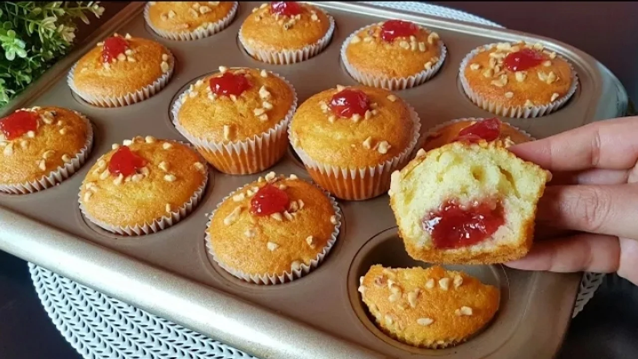 كب كيك بحشوة مربى الفراولة