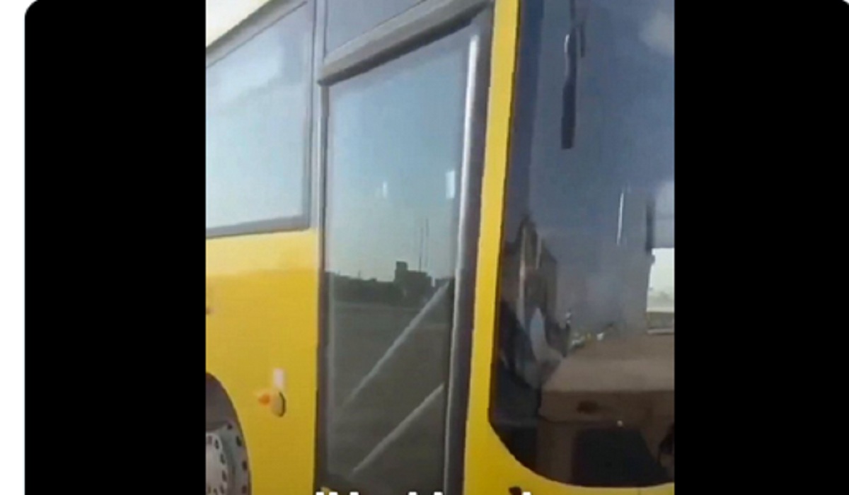 مواطن سعودي يوثق لحظة عثوره على طالب منسي داخل حافلة مدرسية.. وأول تعليق من رافد