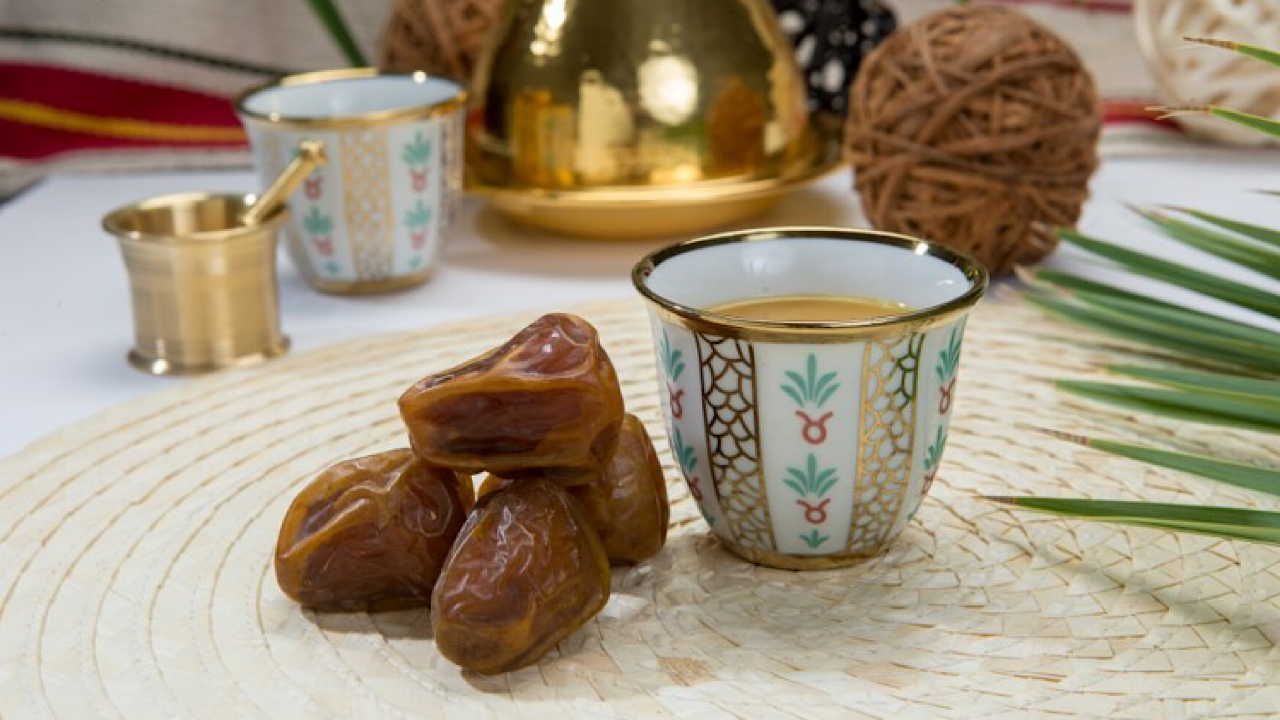 طريقة عمل القهوة بالهيل والقرنفل والزعفران