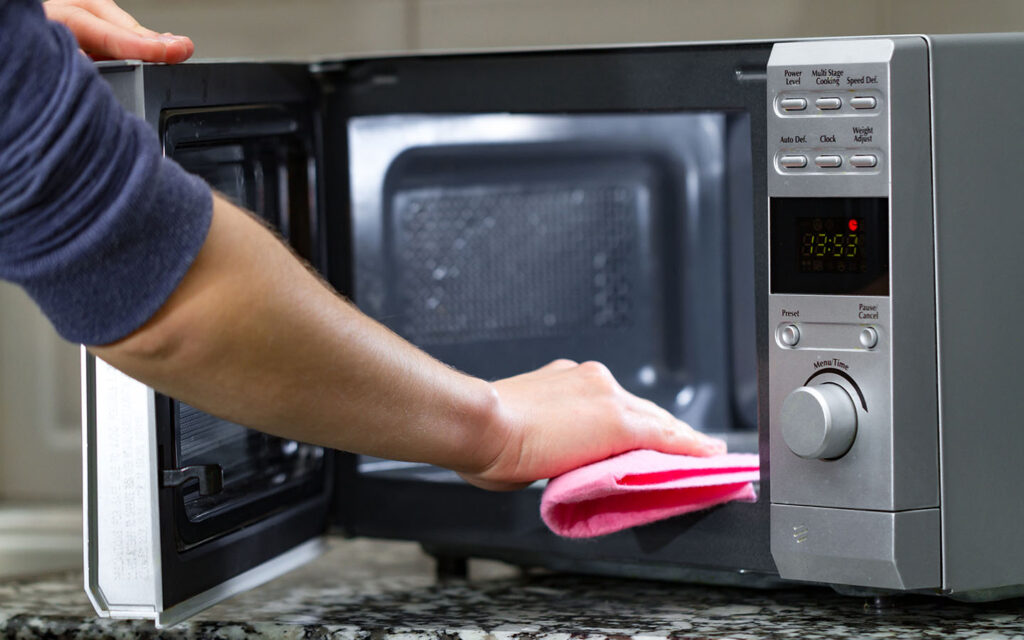 Ways to clean the microwave and eliminate its bad smell 3 AR14092023 1024x640 1