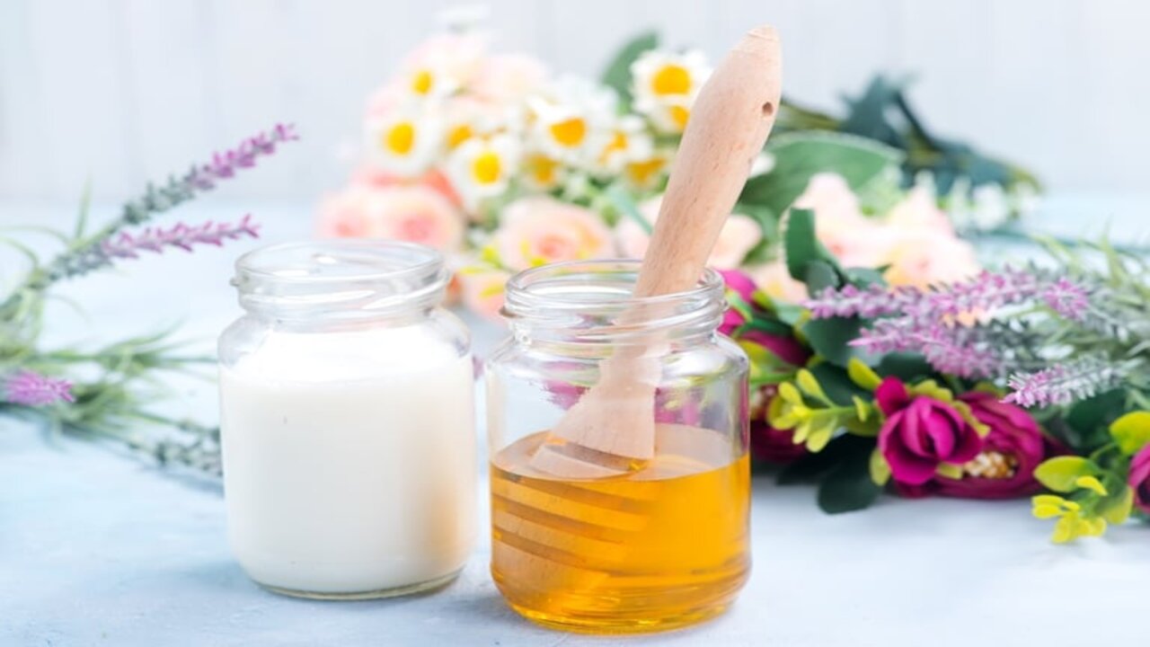 مقشر العسل والزبادي للبشرة