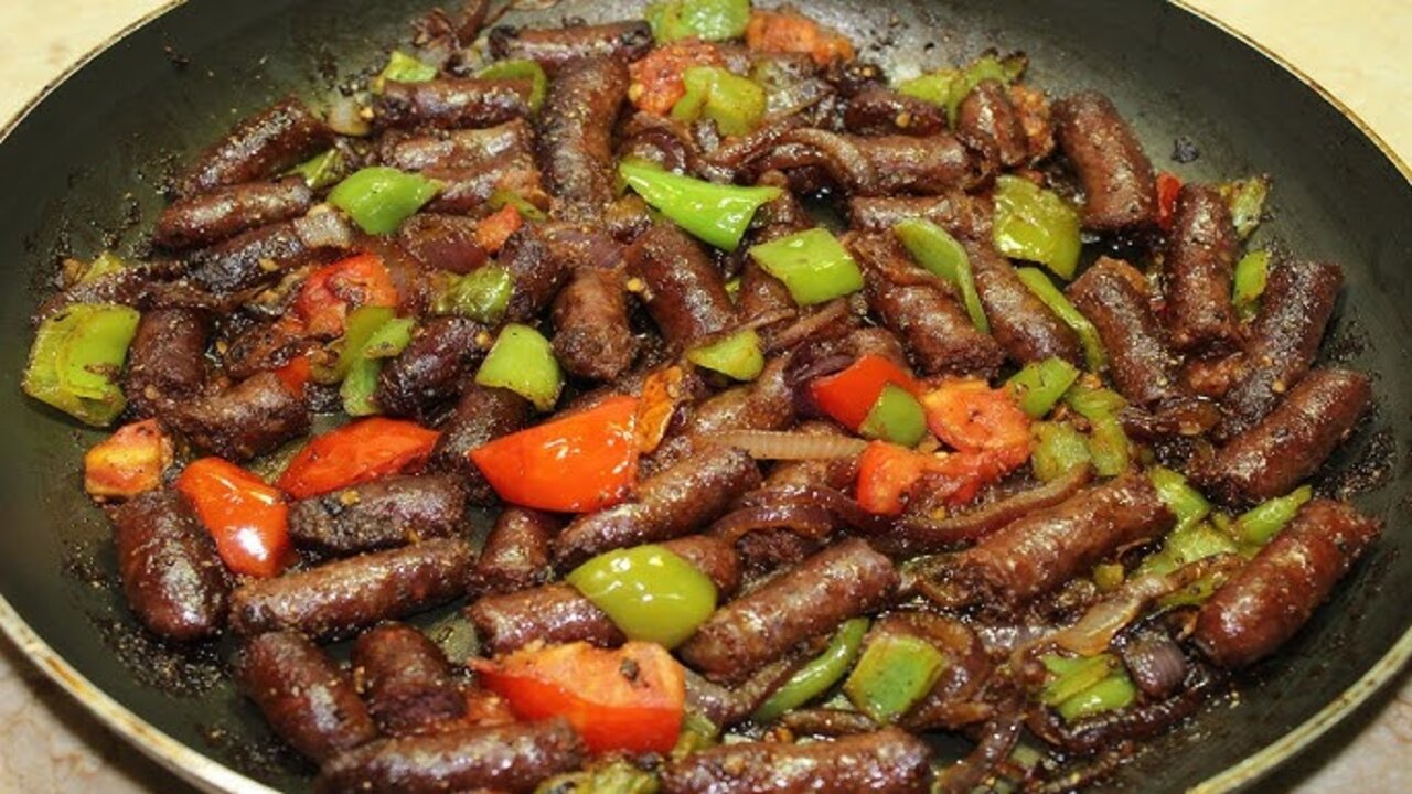 خطوات عمل سجق بالبصل والخضار