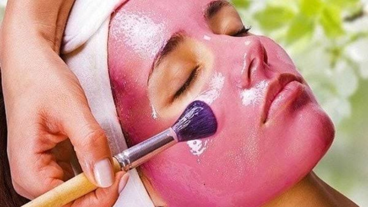 طريقة عمل ماسك الكركديه للحصول على بشرة ناعمة زي الاطفال بمكونات بسيطة 