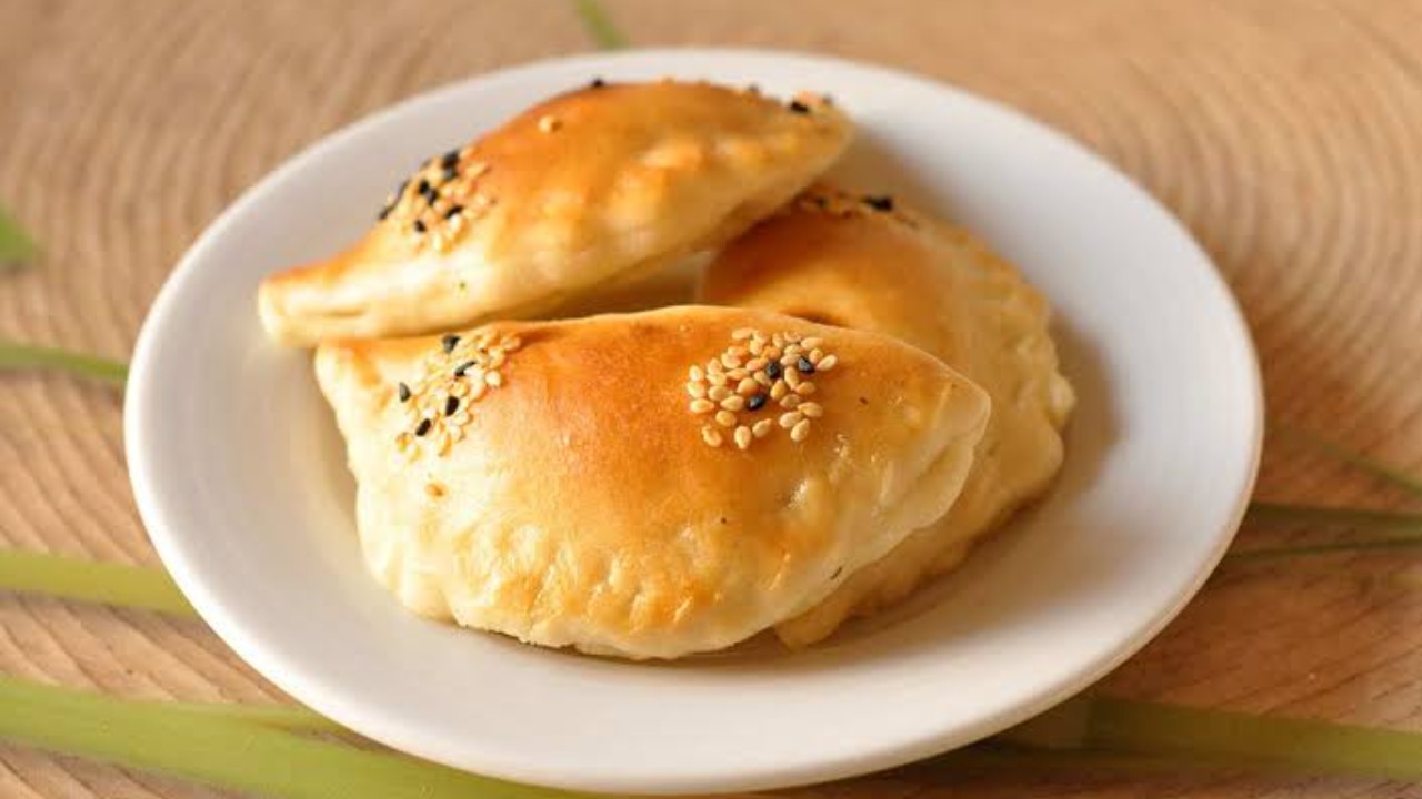 " وجبة سريعة ومغذية " طريقة عمل فطائر الجبنة في البيت بخطوات بسيطة 