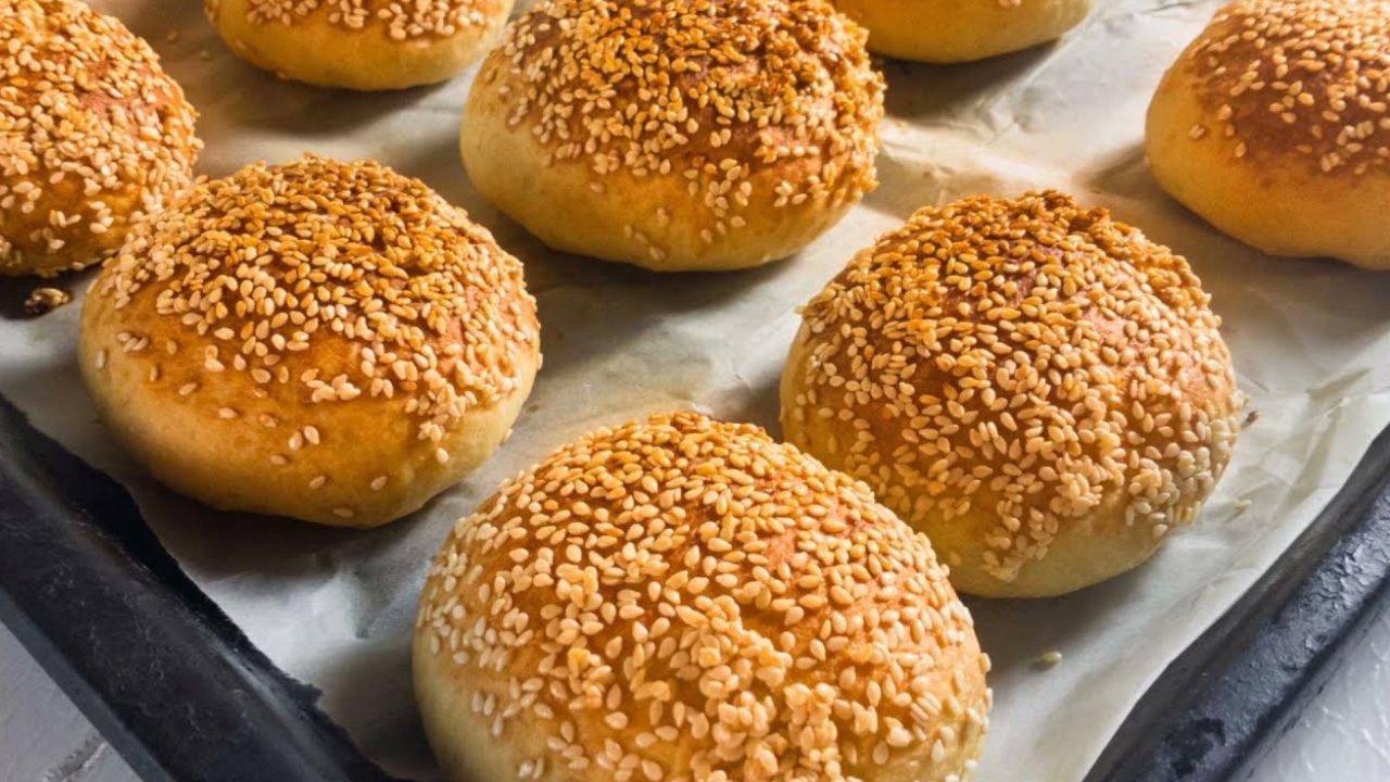 القرص بالسكر والسمسم