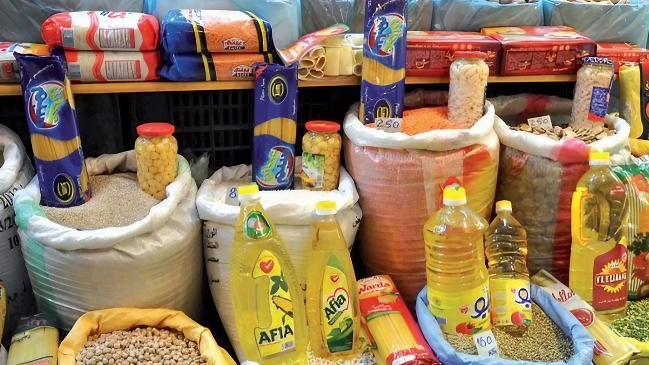 بينها الطماطم والأرز والمكرونة والعدس.. تراجع أسعار 17 سلعة في الأسواق اليوم