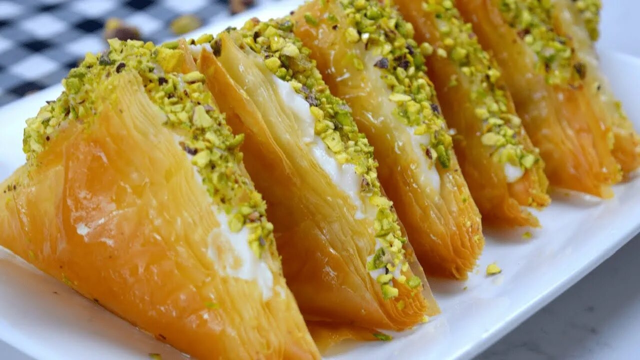 صينية جلاش بالكريمة مورقة