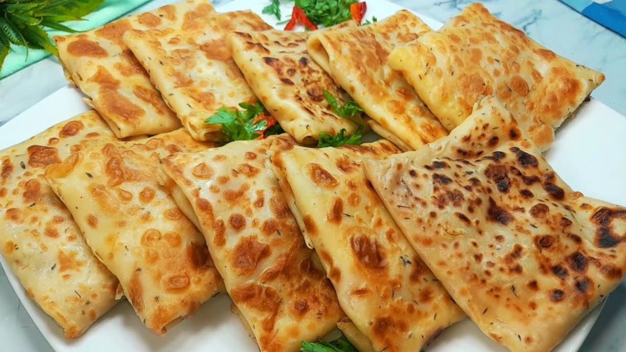 فطائر الجبن الطرية في البيت في الطاسة
