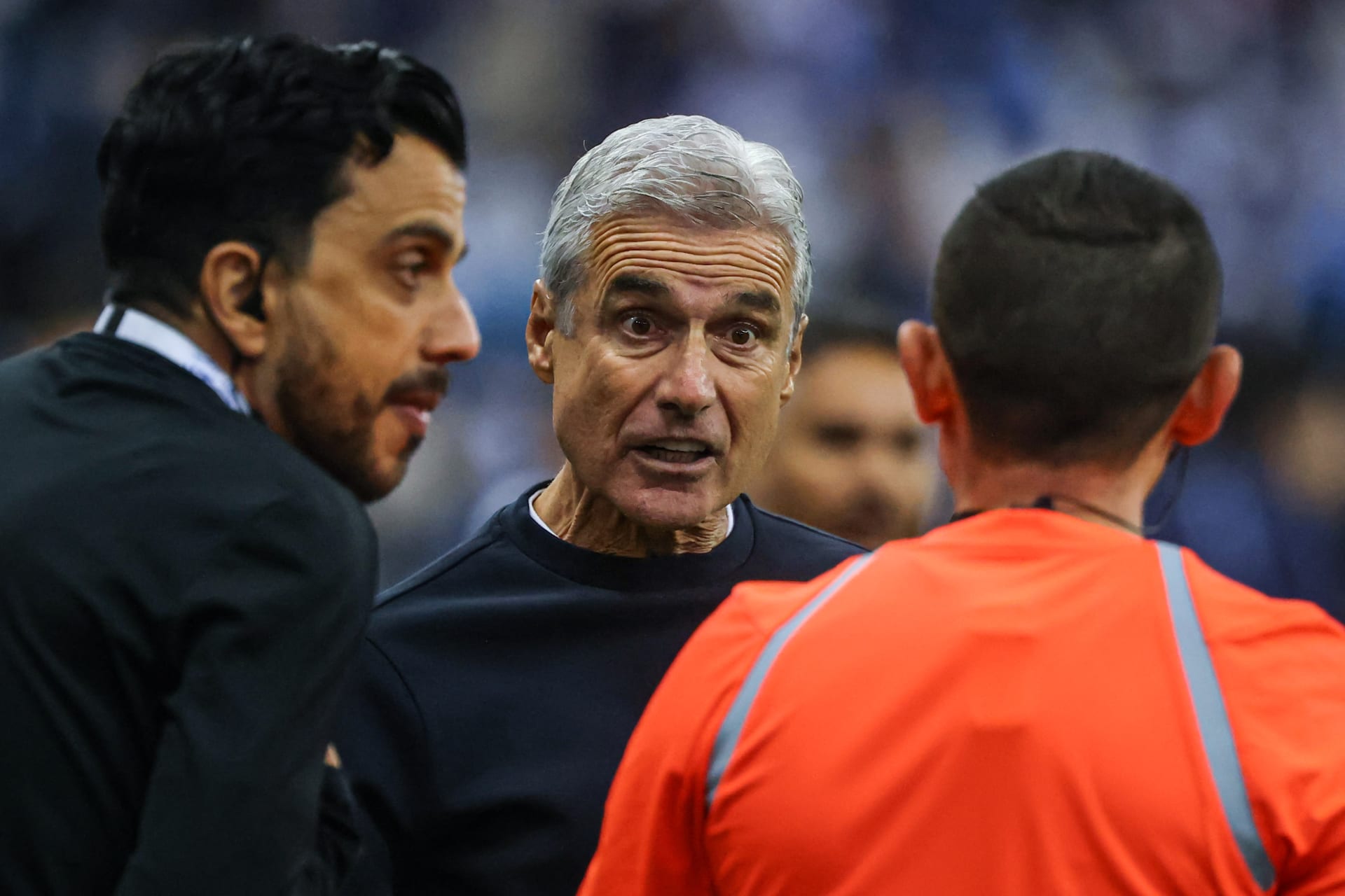 رغم علاقته القوية به.. تصرف غير متوقع من لاعب نادي النصر السعودي تجاه كاسترو بعد إعلان رحيله
