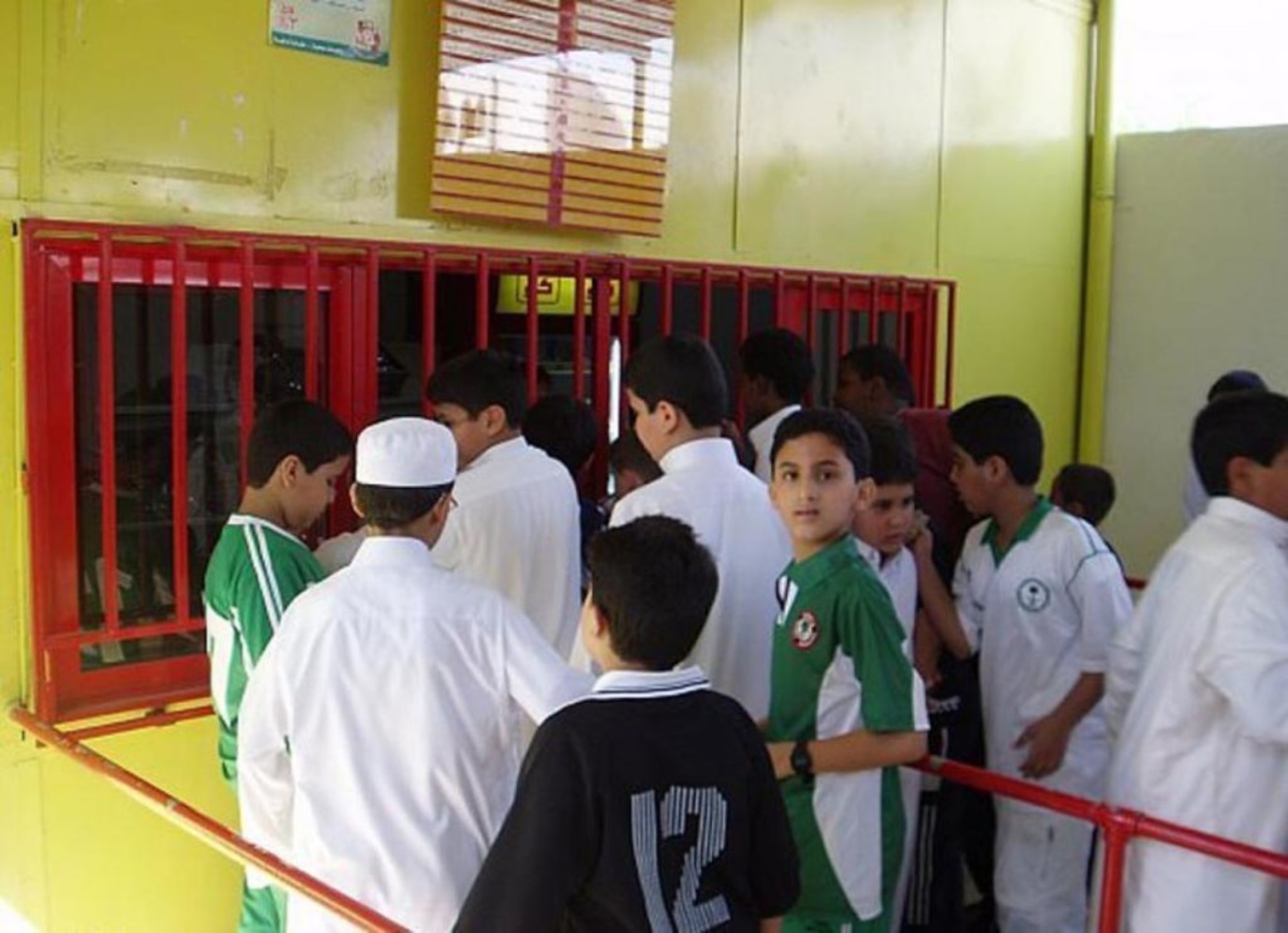 عاجل| وزارة التعليم السعودية تُصدر قرار هام يُطبق في جميع المدارس.. وقائمة بمحظورات المقاصف