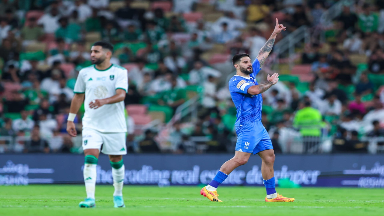 خيسوس يستبعد محترف الهلال من الكلاسيكو ضد الأهلي