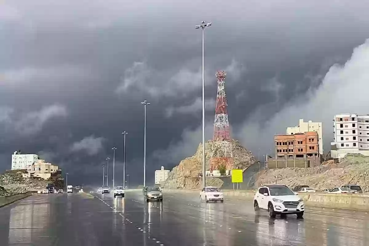 الوطني للأرصاد يرفع الإنذار للون الأحمر على مكة المكرمة