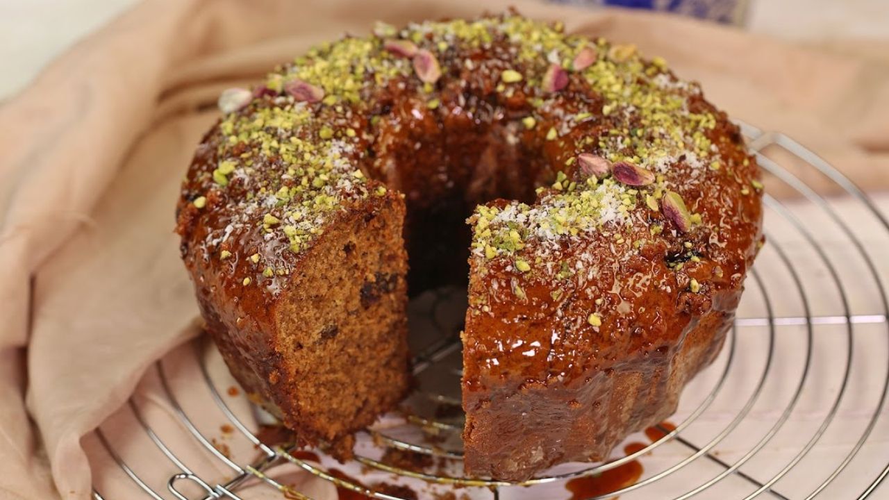 طريقة عمل كيكة التمر والكراميل