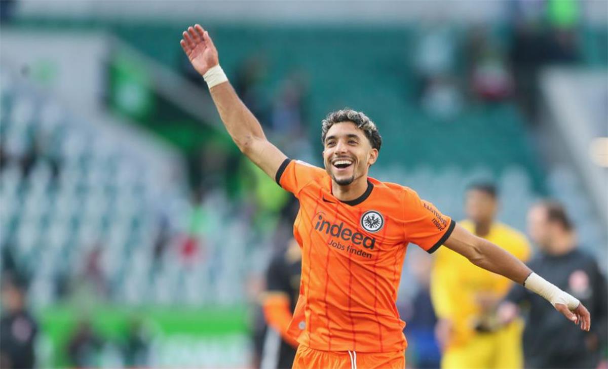 عمر مرموش وتتوجه بجائزة أفضل لاعب