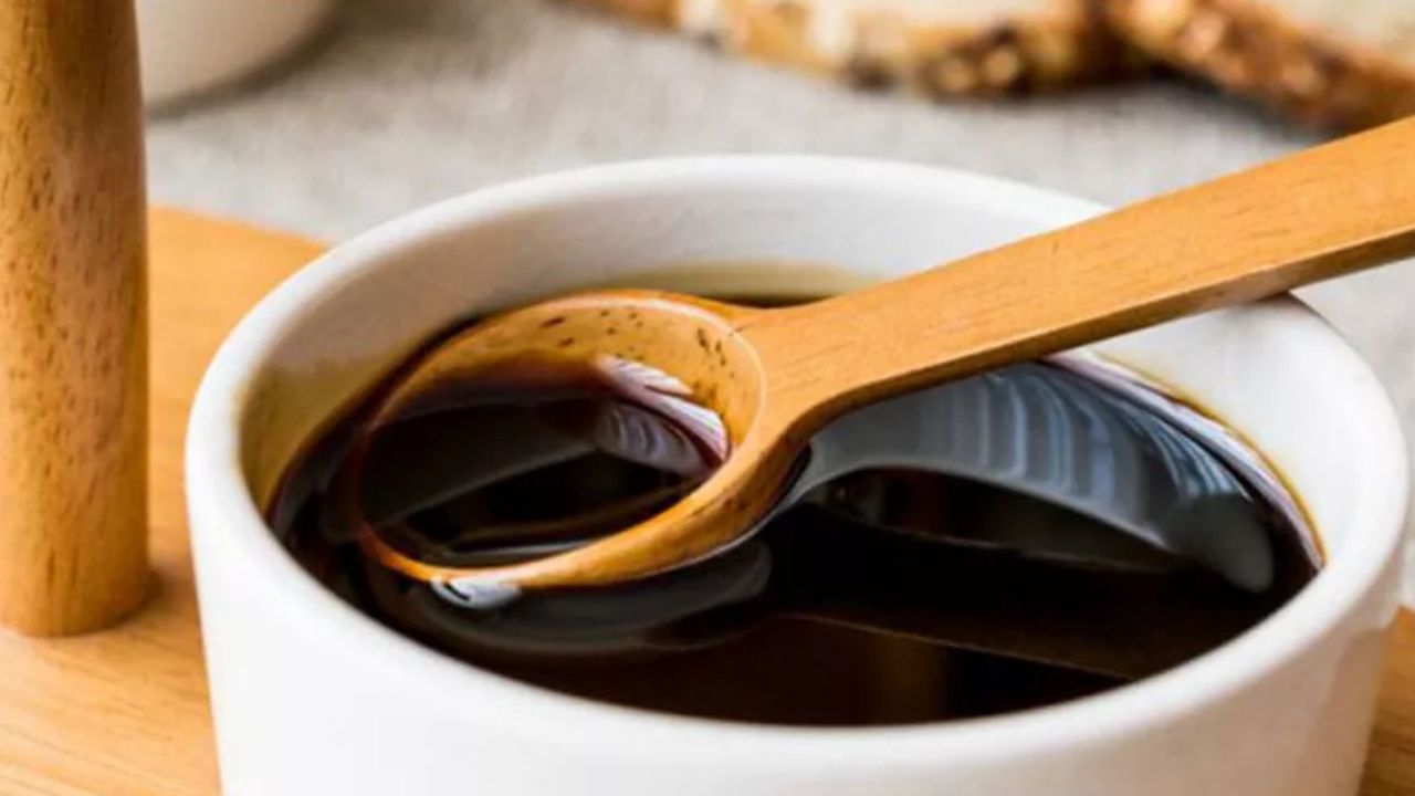 ماسك العسل الأسود الخميرة لتفتيح الوجه والتخلص من البقع والتصبغات