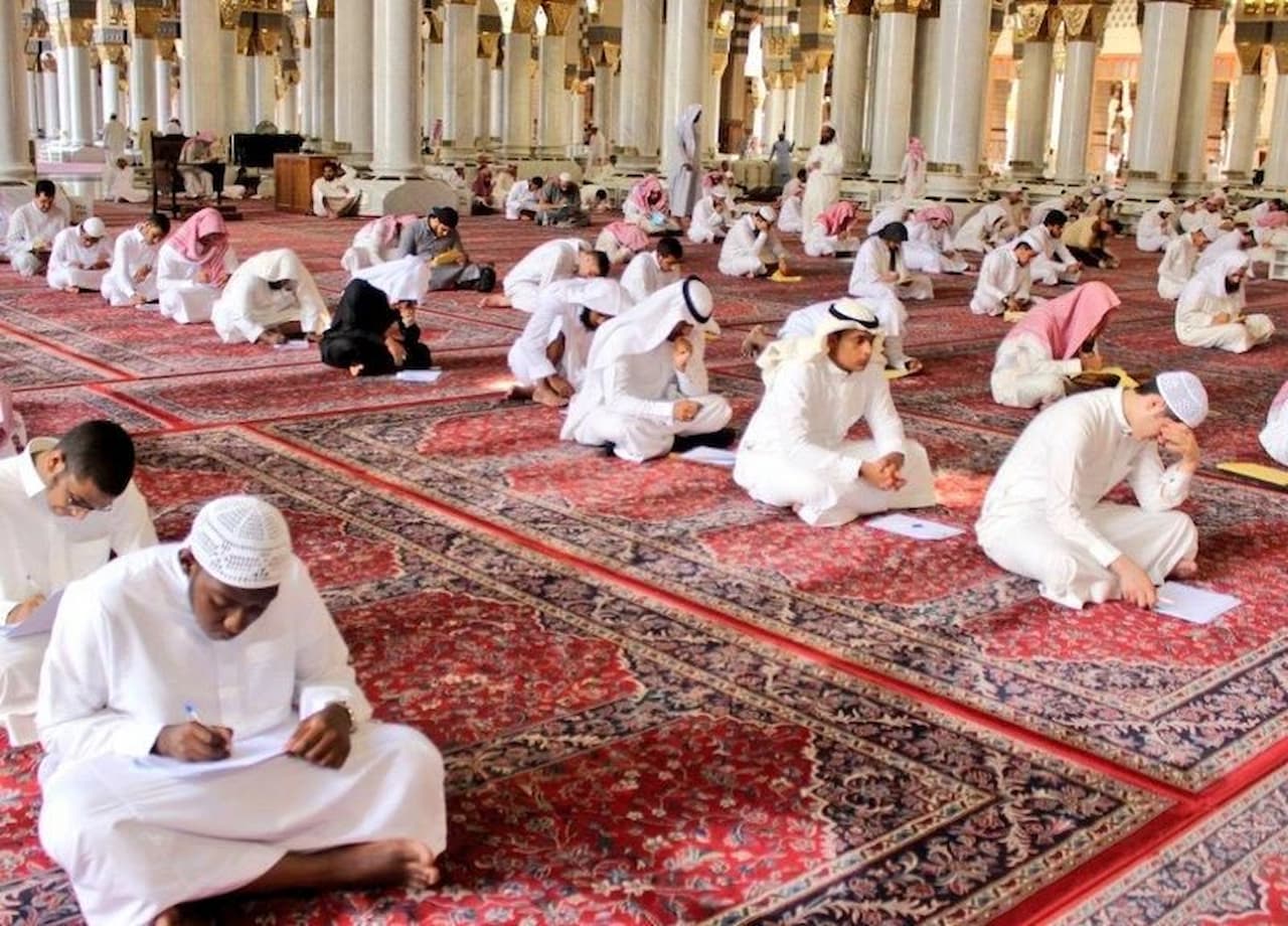القبول الإلكتروني للطلاب في كلية المسجد النبوي 1446