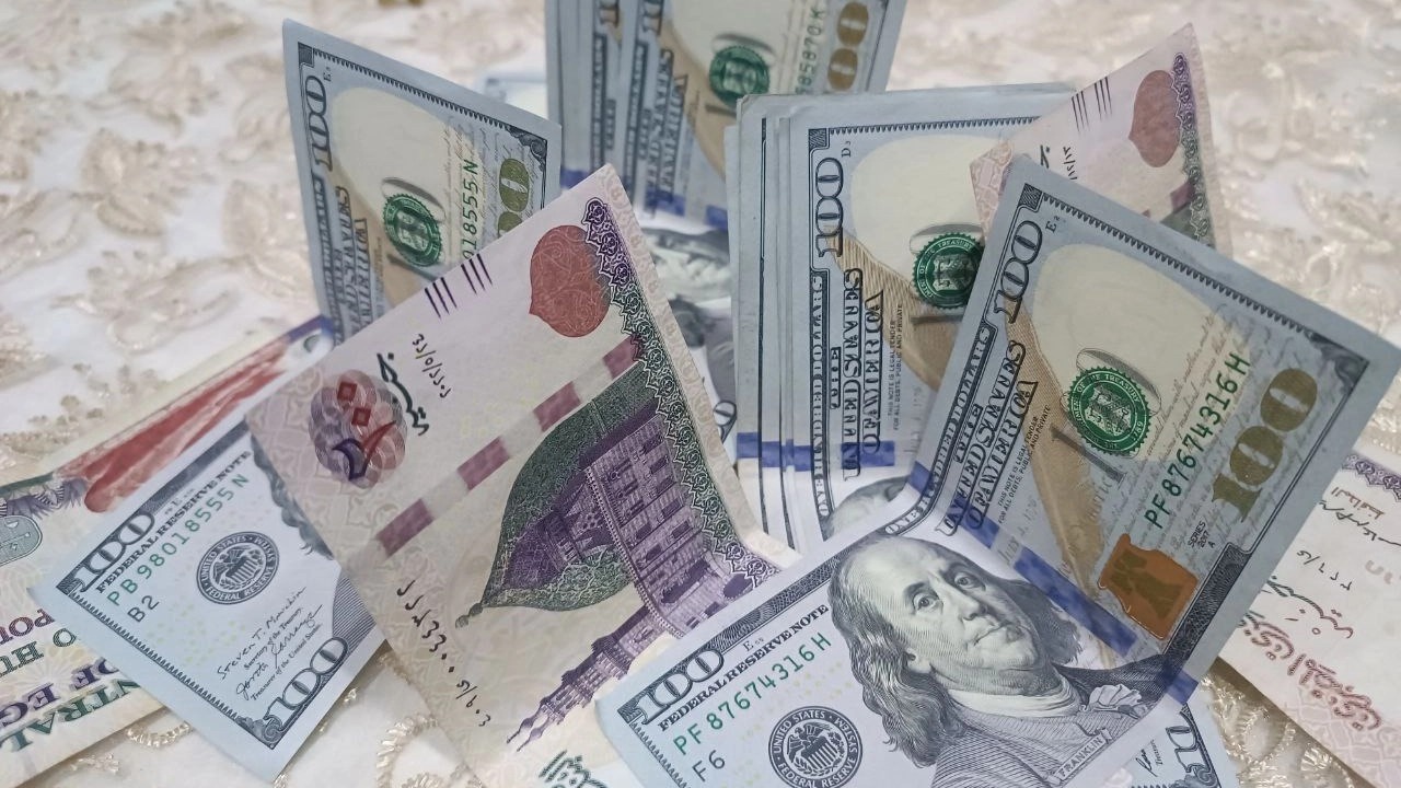 سعر الدولار مقابل الجنيه المصري اليوم في البنوك ببداية العاملات