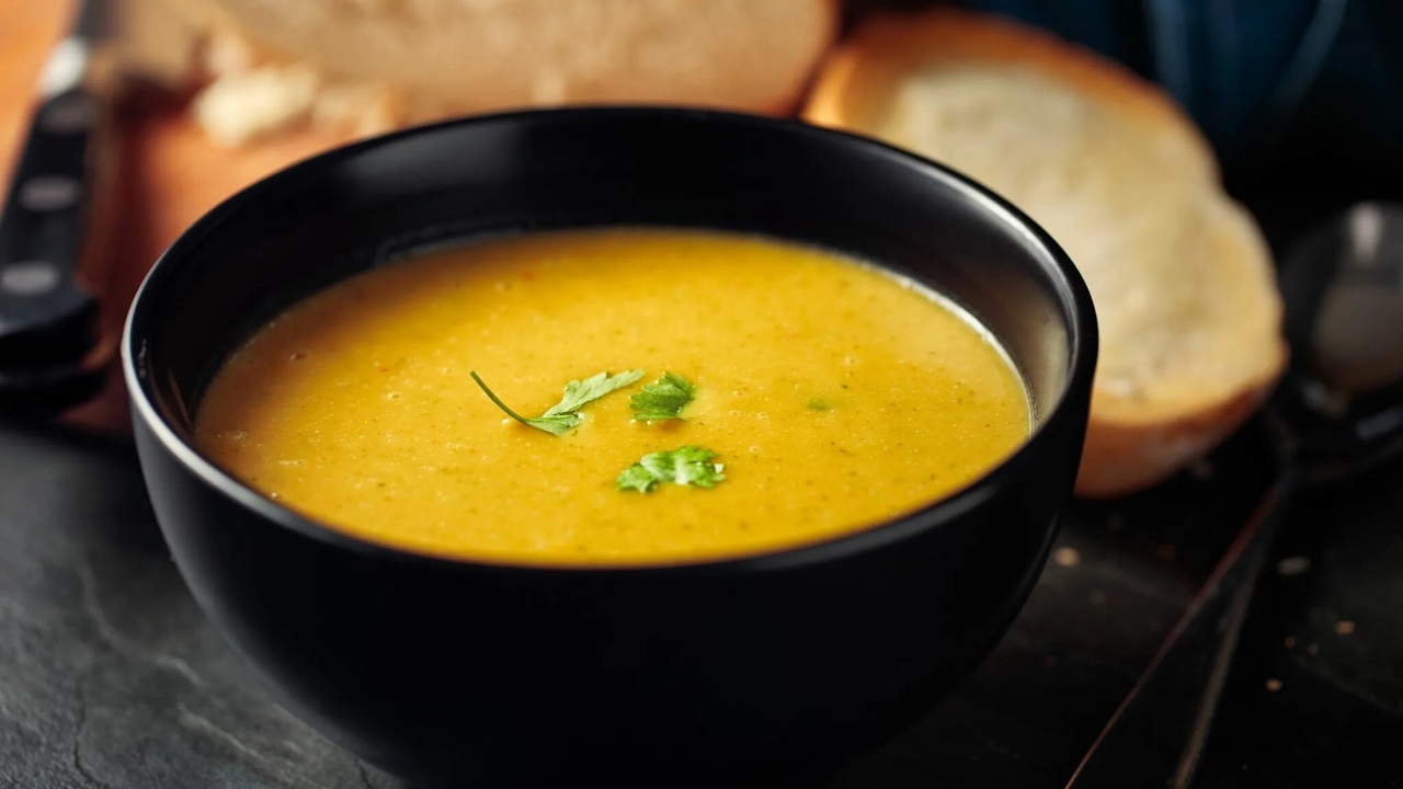 شوربة العدس الأصفر بالخضروات
