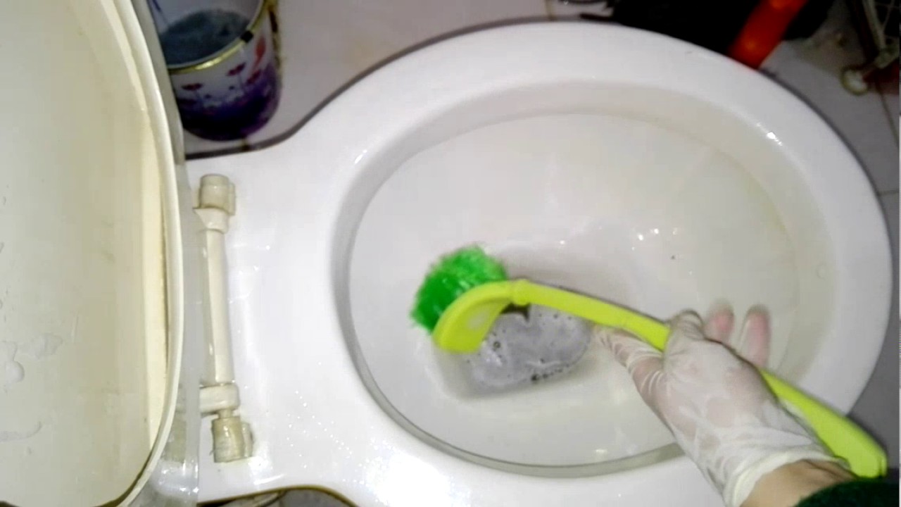 طريقة تنظيف قاعدة الحمام1