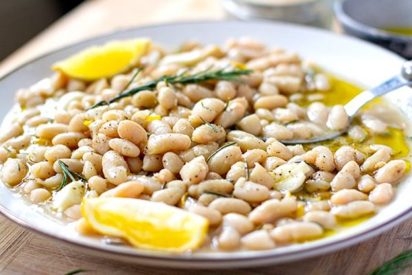 طريقة عمل شوربة الفاصوليا البيضاء 3 600x400 1