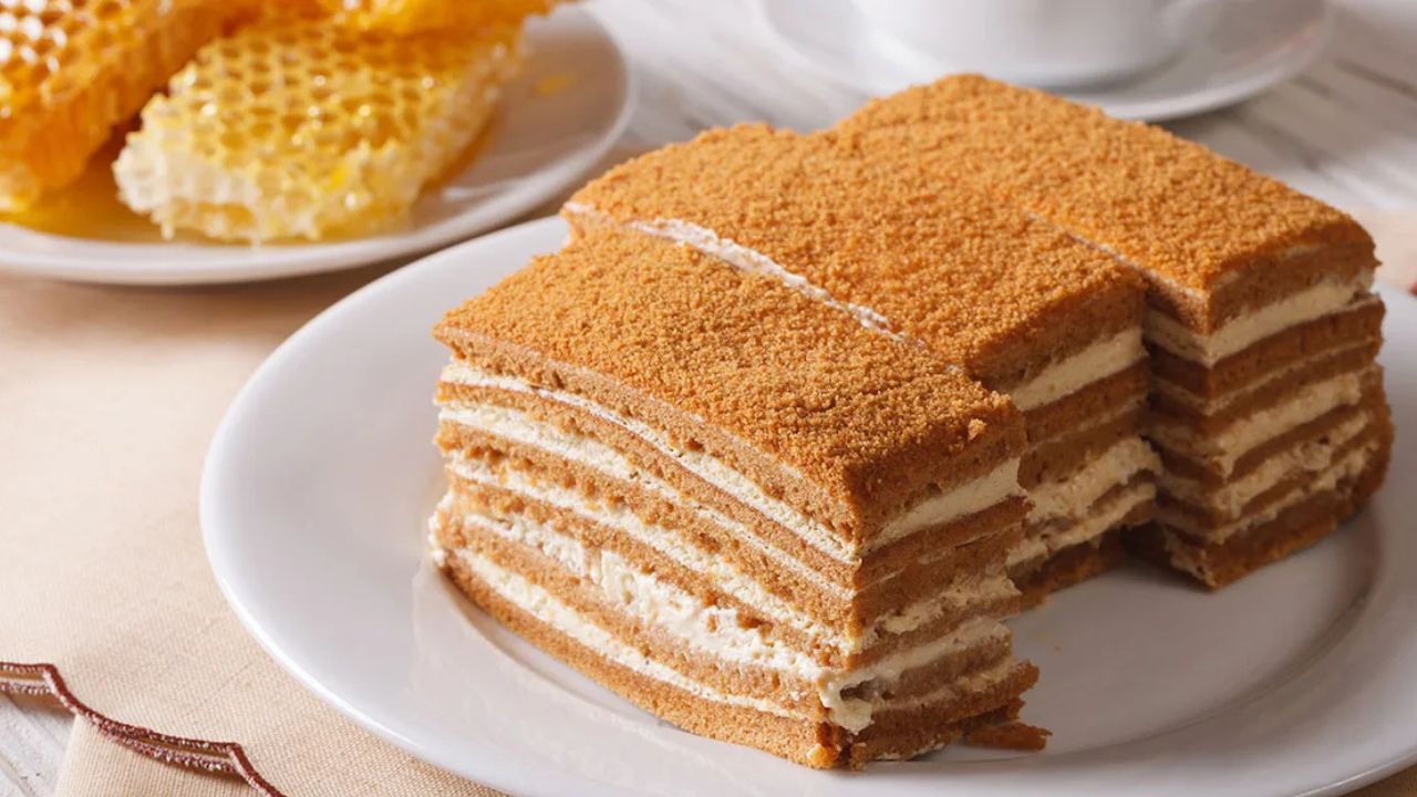 طريقة عمل كيكة العسل بالكريمة