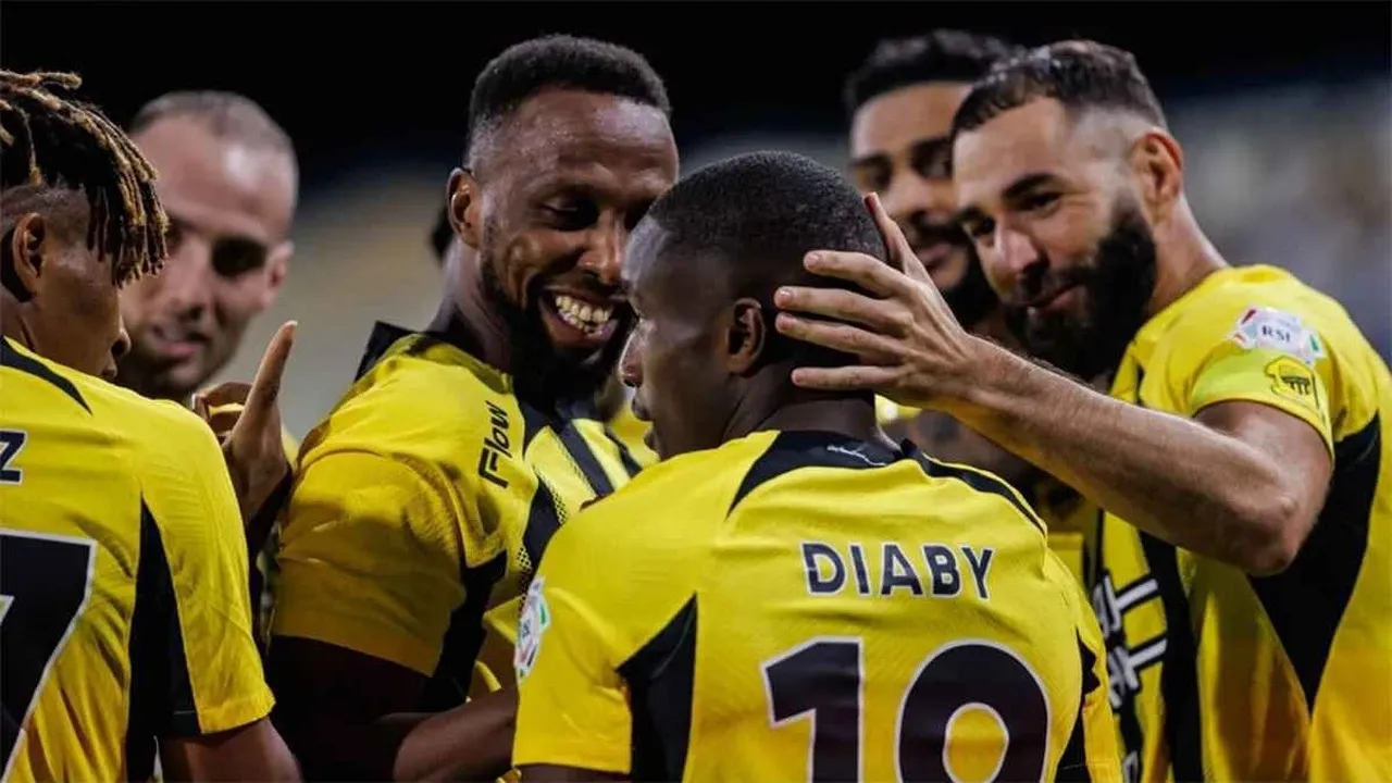 من هو معلق مباراة الاتحاد والفتح في دوري روشن السعودي؟.. والقنوات الناقلة