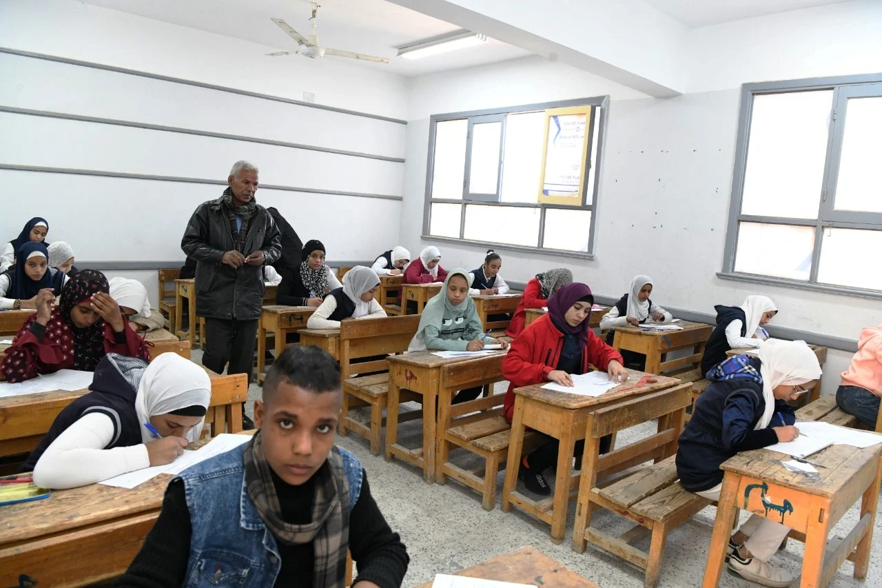 277205 محافظ قنا يتابع امتحانات الفصل الدراسى الأول 1