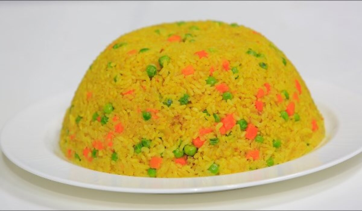 خطوات عمل الأرز بالبسلة والجزر والكاري