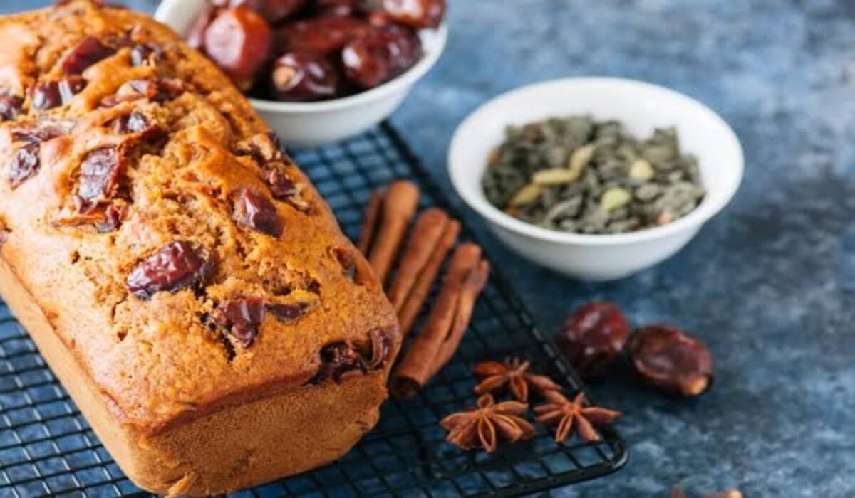 خطوات عمل كيك التمر