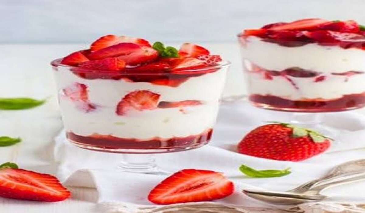 خطوات عمل كاسات الفراولة بالكريمة