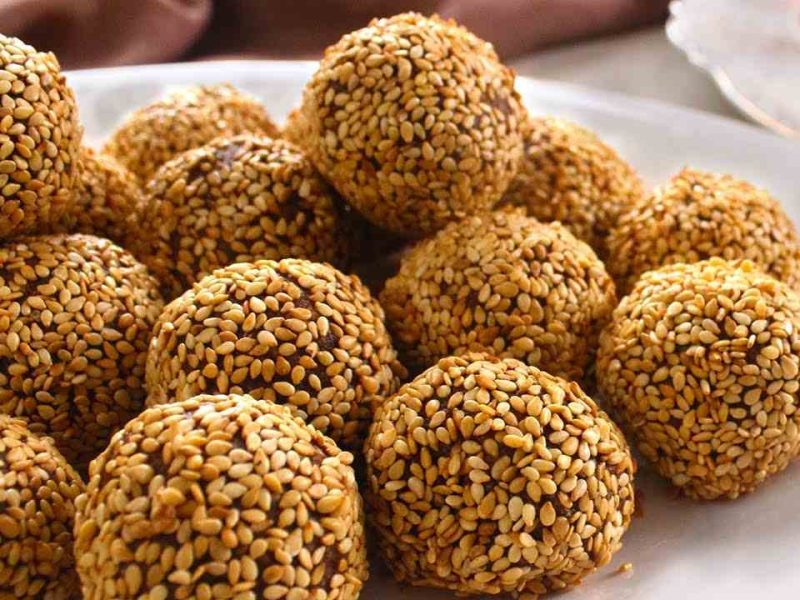 مكونات عمل كرات العجوة بالسمسم 800x600 1