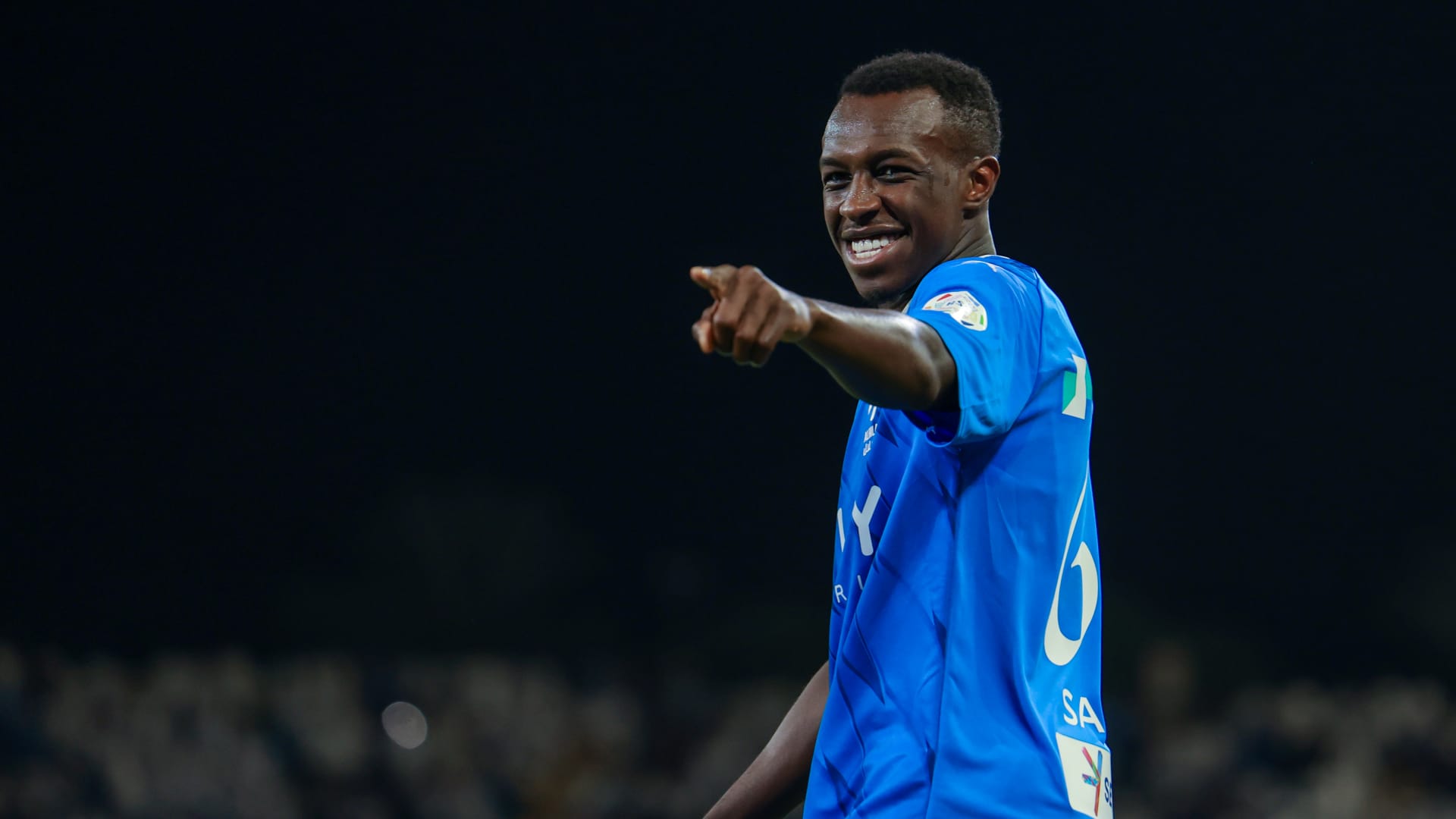 جدل تحكيمي يعيد سعود عبد الحميد يعود بعد تعادل الهلال أمام الرياض