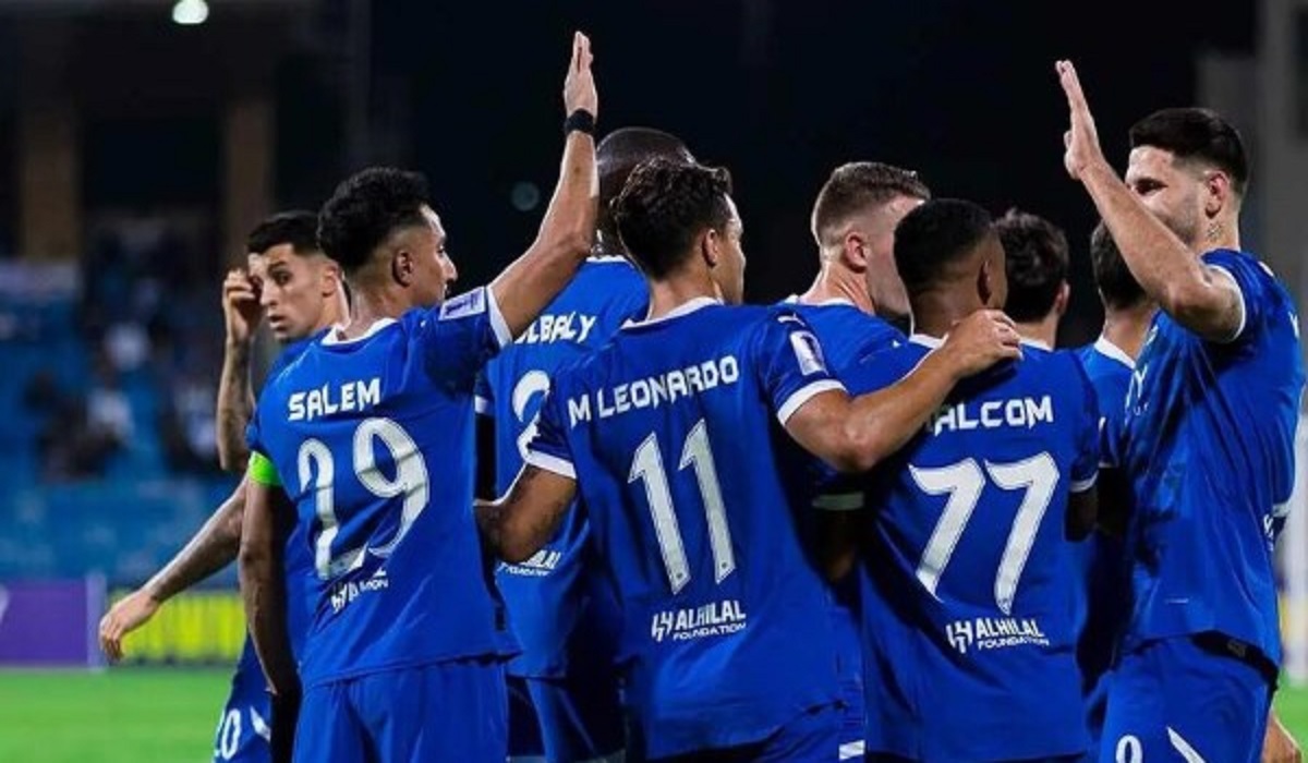 الهلال يواجه الرياض الليلة.. من هو المعلق الرسمي للمباراة؟