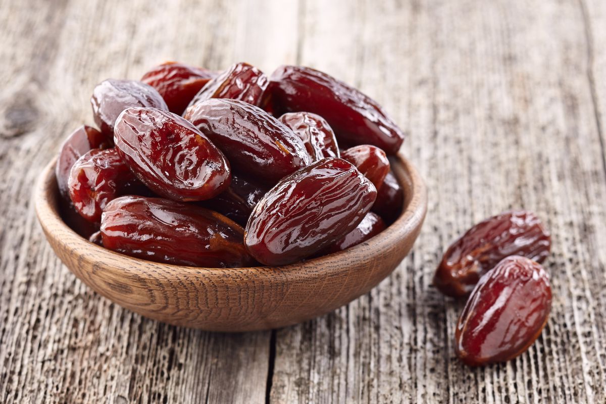 التمر المتحول للون الاسود