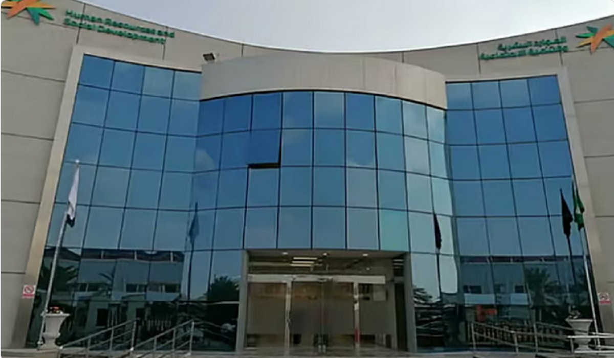 الموارد البشرية تؤكد على المنشآت بضرورة توظيف السعوديين بنسبة 75% من مجموع العاملين.. تفاصيل